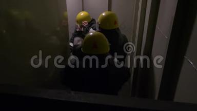 女救援队在建筑物内黑暗隧道中行走，同时进行救援行动。 救援小组的观点